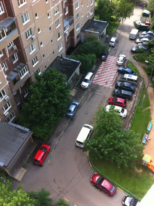 Заставленный тротуар у д. 35 к 1