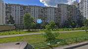 С Митинской улицы убрали незаконную рекламную конструкцию