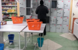 В магазине на Митинской улице мужчина украл деньги из камеры хранения
